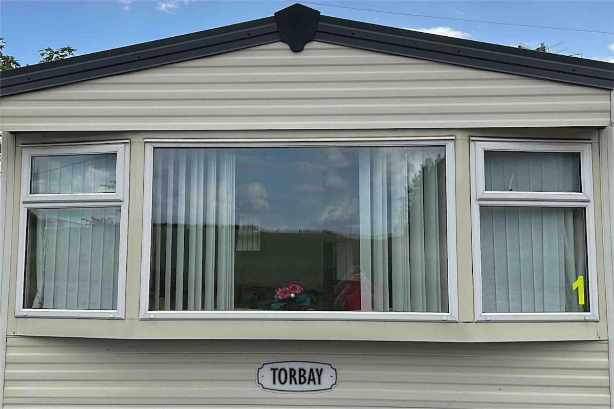 4-Bedroom Cosalt Caravan In Uddingston, Glasgow Exterior photo